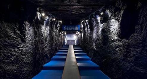 صورة .. شالكة يرهب منافسيه بممر "كهف" فى الملعب الأكثر تطوراً فى العالم